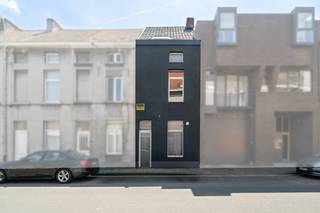 <p>Te koop: gerenoveerde gesloten woning in het centrum van Gent, op korte afstand van scholen, winkels en openbaar vervoer.</p>
<p> </p>
<p>Deze instapklare woning biedt twee comfortabele slaapkamers en een zuidoost gerichte koer, ideaal voor een zonnige start van de dag. Dankzij het gunstige EPC-label A (97 kWh/m² jaar) geniet je van energiezuinig wonen. De ligging nabij invalswegen, bakkers, scholen en apotheken maakt het dagelijks leven bijzonder praktisch.</p>
<p> </p>
<p>Belangrijkste ruimtes:<br />• Living met veel lichtinval en directe toegang tot de koer<br />• Moderne keuken met voldoende opbergruimte<br />• Twee slaapkamers, beide met een aangename sfeer<br />• Badkamer met douche, Japanse wc en wastafel<br />• Mezzanine, ideaal als extra werk- of hobbyruimte<br />• Kelder voor extra opslag<br />• Hal met toegang tot de verschillende leefruimtes</p>
<p> </p>
<p>Troeven:<br />• Gerenoveerde instapklare woning met twee slaapkamers en zuidoost gerichte koer<br />• Energiezuinig dankzij EPC A (97 kWh/m² jaar)<br />• Centrale ligging nabij invalswegen en voorzieningen</p>
<p> </p>
<p>Neem vandaag nog contact op met je ERA-makelaar voor een bezoek.</p>
<p> </p>
<p>JOUW DROOMHUIS. ZO GEVONDEN!</p>