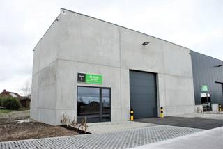 Loods met een oppervlakte van 357,88m² en een vrije hoogte van 6,44m!De standaarduitrusting is top zo zijn daar onder andere:- buitenverlichting-...