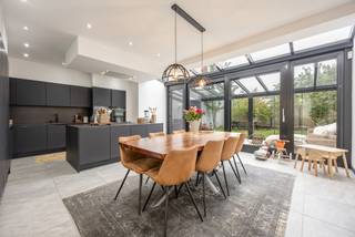 <p><strong>Volledig gerenoveerde gezinswoning met 5 slaapkamers, 2 badkamers, ruime stadstuin, energiezuinig EPC B (134 kWh/m²) en conforme elektriciteit nabij het centrum van Turnhout.</strong></p>
<p><strong>Omgeving: </strong><span>Gelegen in de Rubenstraat te Turnhout, nabij het centrum op korte afstand van winkels, scholen, openbaar vervoer. </span></p>
<div>
<p><strong>Indeling:</strong> Hal, leefruimte, keuken, kelder, 5 slaapkamers, dressingruimte, wasruimte, 2 badkamers, afgewerkte zolder en stadstuin.</p>
<p><strong>Omschrijving: </strong>Deze stijlvolle gezinswoning werd in 2019 grondig gerenoveerd en combineert hedendaags wooncomfort met een verrassend ruim woonvolume. Dankzij de kwalitatieve afwerking, de doordachte indeling en de instapklare staat vormt dit de ideale thuis voor wie op zoek is naar ruimte en comfort op een centrale ligging.</p>
<p>Via de verzorgde inkomhal betreedt u de lichtrijke leefruimte die naadloos overgaat in de prachtige, volledig geïnstalleerde leefkeuken. De luxueuze keuken met kookeiland vormt ongetwijfeld het hart van de woning. De grote glaspartijen zorgen voor een overvloed aan natuurlijk licht en creëren een aangename verbinding met de tuin. Achteraan geniet u van een gezellige, onderhoudsvriendelijke buitenruimte waar het heerlijk vertoeven is. Daarnaast beschikt de woning nog over een praktische kelder.</p>
<p>Op de eerste verdieping bevinden zich drie ruime slaapkamers, waarvan één met aansluitende ruimte die perfect kan ingericht worden als dressing. Een tweede kamer wordt momenteel gebruikt als wasruimte. Verder vindt u hier een badkamer uitgerust met een inloopdouche, wastafel en toilet.</p>
<p>De tweede verdieping herbergt nog twee volwaardige slaapkamers. De royale master bedroom beschikt over ingemaakte kasten en een rechtstreekse doorgang naar de tweede badkamer met ligbad, douche, dubbele wastafel en toilet.</p>
<p>Als extra troef beschikt de woning nog over een volledig afgewerkte zolderverdieping die zich perfect leent als hobbyruimte, bureau, speelkamer of extra slaapkamer.</p>
<p>Ook technisch scoort deze woning uitstekend met een gunstig EPC-label B (134 kWh/m²/jaar) en een conforme elektrische installatie. Enkel de voorgevel kan naar eigen smaak nog opgefrist worden.</p>
<p><strong>Troeven:<br /></strong>- Gerenoveerd in 2019<br />- EPC B (134 kWh/m²/jaar)<br />- Conforme elektrische installatie<br />- Asbestveilig</p>
<strong>Bijzondere informatieplicht: </strong>in aanvraag.</div>