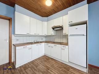 <p><strong>Ruime woning met tuin te Aalst!</strong> <br /><br />Op het gelijkvloers bevindt zich een <strong>woonkamer met open keuken</strong>,<strong> badkamer, apart toilet, praktische wasplaats en een slaapkamer. </strong>De eerste verdieping vormt een tweede volwaardige woonkamer met eigen keuken, badkamer, een slaapkamer én een aangenaam terras. <br /><br />De bovenste verdieping biedt nog twee slaapkamers, een derde keuken, apart toilet en een badkamer en beschikt eveneens over een eigen terras. Achteraan geniet je van een ruime tuin met een gezellig terras. Bovendien is er ook een kelder aanwezig.</p>
<p>Momenteel is <strong>een deel van het gebouw verhuurd. </strong>Dankzij de flexibele indeling, het grote woonvolume, meerdere terrassen en de voorzieningen op elke verdieping biedt deze woning tal van mogelijkheden voor grote gezinnen, samenwonende generaties, ... De energieprestaties zijn als volgt: 530 kWh/m²/jaar, 371 kWh/m²/jaar, 555 kWh/m²/jaar.</p>
<p>De woning is <strong>centraal gelegen</strong>, op korte afstand van scholen, winkels (bakker, beenhouwer, …), centrum Aalst en openbaar vervoer (bushalte en station). Voor meer info en/of een bezoek ter plaatse, contacteer Tijl via <strong>tijl@immotijl.be </strong>of <strong>0477 44 86 11</strong>.</p>