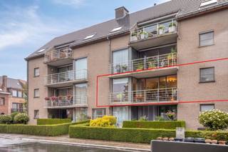 Een van de absolute troeven is het ruime terras met vrij en groen uitzicht op De Vlindertuin. Een fijne plek om te ontspannen en te genieten van de rust, terwijl winkels, scholen, openbaar vervoer en andere voorzieningen zich op wandelafstand bevinden.<br /><br />Indeling:<br /><br />- Via de inkomhal komt u in de verschillende ruimtes van het appartement. De hal biedt voldoende plaats voor een vestiaire en geeft toegang tot een ruime en praktische berging, die perfect dienst kan doen als wasplaats en extra opbergruimte.<br /><br />- De lichtrijke leefruimte vormt het hart van het appartement. De gezellige zit- en eethoek staat in open verbinding met de leefkeuken, die uitgerust is met de nodige hedendaagse toestellen. Dankzij de grote raampartijen geniet de leefruimte van aangenaam natuurlijk licht.<br />Vanuit de leefruimte heeft u toegang tot het ruime terras, met zicht op het groen van De Vlindertuin. Hier kunt u in alle rust genieten van een kop koffie, een aperitief of gewoon van het uitzicht.<br /><br />- Het appartement beschikt over twee comfortabele slaapkamers, waarvan één voorzien is van een praktische ingemaakte kast.<br /><br />- De badkamer is uitgerust met een douche, lavabomeubel en toilet.<br /><br />- Bij het appartement hoort een privatieve garagebox, ideaal voor uw wagen, fietsen of als extra bergruimte.<br />- Daarnaast beschikt het appartementcomplex over een gemeenschappelijke<br />fietsenberging, waar bewoners hun fietsen gemakkelijk kunnen stallen.<br /><br />Rondom het appartementcomplex zijn bovendien buitenstaanplaatsen beschikbaar. Daarnaast is er parkeergelegenheid langs de straatzijde. Op wandelafstand zijn er twee openbare laadpalen voorzien.<br /><br />Het ruime terras, het groene uitzicht, de twee slaapkamers, de privatieve garage en de centrale maar rustige ligging maken van dit appartement een bijzonder aangename woonplek.<br /><br />Nog niet helemaal vertrouwd met Kuurne? Ontdek via onderstaande link wat de gemeente allemaal te bieden heeft en maak kennis met de vele leuke plekjes en activiteiten: https://www.kuurne.be/welkominkuurne?fbclid=IwY2xjawT1QSlwZG9mBWV4dG4DYWVtAjEwAHNydGMGYXBwX2lkEDIyMjAzOTE3ODgyMDA4OTIAAR7KYBJwwSoypR6bIcZCyXpJh3dAuOpfyaWJ-gdo4waPak-pXoUq3fiyRTuI6w_aem_O3V_6eAcFq9O82GCtnfcJA<br /><br />De eigendom wordt aangeboden via de Pre-sale formule. Van 21/09/2026 om 09:00 tot 26/09/2026 om 12:00 kan u het appartement op afspraak komen bezichtigen en een bod uitbrengen. De vermelde prijs is een instelprijs. Voor meer info, gelieve contact op te nemen met de dossierverantwoordelijke.<br /><br />Bestuursmaatregelen in het maatregelenregister: nee