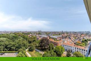 Uitzonderlijke aanbieding te koop op lijfrente te Gent: verkoop in volle eigendom.MEER INFO: https://www.immo2life.be/nl/te-koop-op-lijfrente?view=detail&amp;id=1225 Het boeket bedraagt 75.000 EURO en de maandelijkse rente 950 EURO. Deze rente moet betaald worden tot en met juni 2041. Na deze periode moet er geen maandelijkse rente meer betaald worden aan de rentegenietster die 75 jaar is. Indien zij vroegtijdig zou overlijden stopt de betalingsplicht van de koper. Het betreft een verkoop op lijfrente in volle eigendom, dit betekent dat u het appartement kan verhuren en de huurinkomsten innen vanaf het verlijden van de notariële akte. Op heden is het appartement verhuurd aan 803,83 EURO + 150 EURO algemene kosten per maand. Dergelijke eigendom heeft veel potentieel voor investeerders aangezien de huuropbrengsten de betaling van de maandelijkse rente grotendeels compenseren. Indien de koper het appartement zelf wenst te bewonen (en het is uw 1ste eigendom) kan er aangekocht worden aan het gunsttarief van 2% registratierechten (i.p.v. 12%) + een korting van 1.867 EURO op de in totaal te betalen registratierechten. Het betreft een lichtrijk en energiezuinig (=label B) 1-slaapkamerappartement met terras (10 m²) en prachtig vergezicht over Gent, gelegen op de 12de verdieping van de residentie "Ter Leie". Het appartement werd gedeeltelijk gerenoveerd in 2019: nieuw PVC-raamwerk met dubbele hoogrendementsbeglazing, nieuwe thermostatische radiatorkranen, brandwerende deur met driepuntsslot en spionoog en vernieuwde elektriciteit. De elektriciteit is conform de AREI-normen tot en met 26 februari 2046. Door de jaren heen werden heel wat renovatiewerken uitgevoerd aan het appartementsgebouw: dakisolatie, vernieuwing liften volgens normen, vernieuwen centrale verwarmingsinstallaties,...De indeling is als volgt: inkomhal met ingemaakte vestiairekast, lichtrijke woonkamer, ingerichte keuken met toestellen en bergingskast, hal met apart toilet, slaapkamer (10m²) en ingerichte badkamer met enkele wastafel, ligbad en voorziening voor wasmachine. In de kelderverdieping bevindt zich een privatieve kelderberging (nr. 20) en een gemeenschappelijke beveiligde fietsenberging.