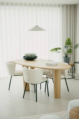 Instapklare woning te koop gelegen in een leuke buurt en de ideale uitvalsbasis in het centrum <br />van Vichte. Deze woning is volledig instapklaar:<br /><br />- 3 volwaardige slaapkamers<br />- eigen tuin met apart toegang achteraan inclusie grote stijlvolle tuinberging<br />- inpandige garage<br />- ruime badkamer met douche én bad<br />- volledig ingerichte keuken met kwalitatieve toestellen<br />- gebruik van duurzame technieken: zonnepanelen, warmtepomp en vloerverwarming<br />- volledig ingericht en geschilderd, dus je kan meteen verhuizen!<br />- unieke troef: deze woning kan aan 6% btw gekocht worden! Zo bespaar je al snel tienduizenden euro's op deze woning!<br /><br />Wens je graag een bezoek? Contacteer dan snel onze verkoopsadviseur Ben via ben@eribo.be of 0488/942.643!