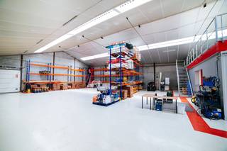 Functioneel en instapklaar bedrijfsgebouw (520m²) bestaande uit 450 m² opslagruimte, waarvan 70 m² mezzanine en 70m² kantoor. Het magazijn heeft een vrije hoogte (midden) van 7,5 meter en is toegankelijk via een sectionale poort zowel aan de voorzijde als aan de achterzijde, en een afzonderlijke toegangsdeur. Verder is de geïsoleerde loods voorzien van o.a. een epoxy vloer, lichtstraat, LED-verlichting en aansluiting van nutsvoorzieningen (water, elektriciteit (36A- 3 fasig 400 V), distributie, telefonie en internet). Warme luchtblazers op mazout in het magazijn. Aanwezigheid van zonnepanelen, airconditioning, camerabewaking en smart home-sturing tillen het gebouw naar een hoger niveau qua energiebeheer en veiligheid. Naast de opslagruimte is er nog een kantoor van 70 m² voorzien met keuken en sanitaire voorziening. Het terrein is volledig afgesloten met een schuifpoort en biedt voldoende ruimte voor parkeren, manoeuvreren en stockage.<br /><br />Het terrein geniet van een vlotte bereikbaarheid dankzij de centrale ligging op minder dan 5 minuten van de N35 en op slechts 6 km van de oprit van de E17 (afrit Deinze). Via de nabijgelegen N43 (Kortrijksesteenweg) zijn ook Gent, Waregem en Kortrijk snel bereikbaar.<br /><br />Contacteer PANORAMA B2B voor bijkomende inlichtingen, plannen of een vrijblijvend plaatsbezoek via 09 219 90 20.
