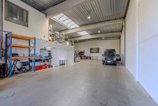 KMO unit van 396m² gelijkvloers en 67m² verdieping.<br />Buiten het je 6 privatieve parkeerplaatsen.<br /><br />Indeling:<br />Gelijkvloers:<br />- Magazijnruimte van 292m² <br />- Sanitaire ruimte<br />- Berging<br />- Kantoorruimte<br />- Leefruimte (woonkamer en keuken)<br /><br />Verdieping:<br />- 2 slaapkamers<br />- badkamer<br />- nachthal<br /><br />Bijzonderheden:<br />- 6 privatieve parkeerplaatsen<br />- Dak voorzien voor zonnepanelen<br />- Vrije plafondhoogte 6,5m<br />- Poort 5mx5m<br />- Stroom 4x32A<br />- Ventilatiesysteem D<br />- Daikin lucht/water warmtepomp <br />- Vloerverwarming en koeling<br />- Alarmsysteem met mistgenerator<br />- Camera met recording<br />- Buitencamera's via VME<br />- Syndicuskost : 100€/maand<br />- Regenwaterput 10,000l<br />- Gas/Telenet/Proximus aanwezig