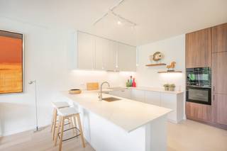 Dit prachtig appartement bevindt zich op een heerlijke en unieke centrumlocatie te Leuven. <br />De onmiddellijke nabijheid van tal van winkels en ontspanningsmogelijkheden biedt u de meest ideale leefomgeving.<br />Een ruime private tuin waar het heerlijk vertoeven is betreft uiteraard een enorm gegeerde en unieke troef.<br />De royale eet- en leefruimte genieten door de knappe breedte van het appartement van mooi zicht op de tuin alsook Sint-Geertrui abdij. Grote raampartijen bieden u steeds een zeer aangename en lichtrijke leefomgeving.<br />De knappe geïnstalleerde halfopen leefkeuken geniet van een aansluitend praktische bergruimte.<br />Kwalitatieve en karaktervolle materiaalkeuzes vormen de leidraad doorheen het gehele appartement.<br />Verder beschikt het appartement over een mooie badkamer met inloopdouche en toilet.<br />Er biedt zich de mogelijkheid om een ondergrondse garagebox bij aan te kopen aan 50.000 EUR. <br />Op zoek naar een prachtig gelijkvloers appartement met tuin op een unieke locatie te Leuven centrum? Laat de beelden voor zich spreken en contacteer ons voor een bezoek ter plaatse.<br />info@covas.be // 016 40 60 20 // www.covas.be