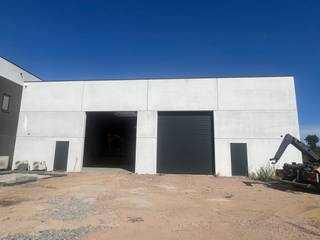 NIEUW MAGAZIJN 600 M² - 2  HOGE AUT. POORTEN VAN 4.40 METERBINNENHOOGTE 7  METER  2 W.C   BUREELHOEK VOOR POORTEN  KAN GEPARKEERD WORDEN ( OPRIT ZAL...