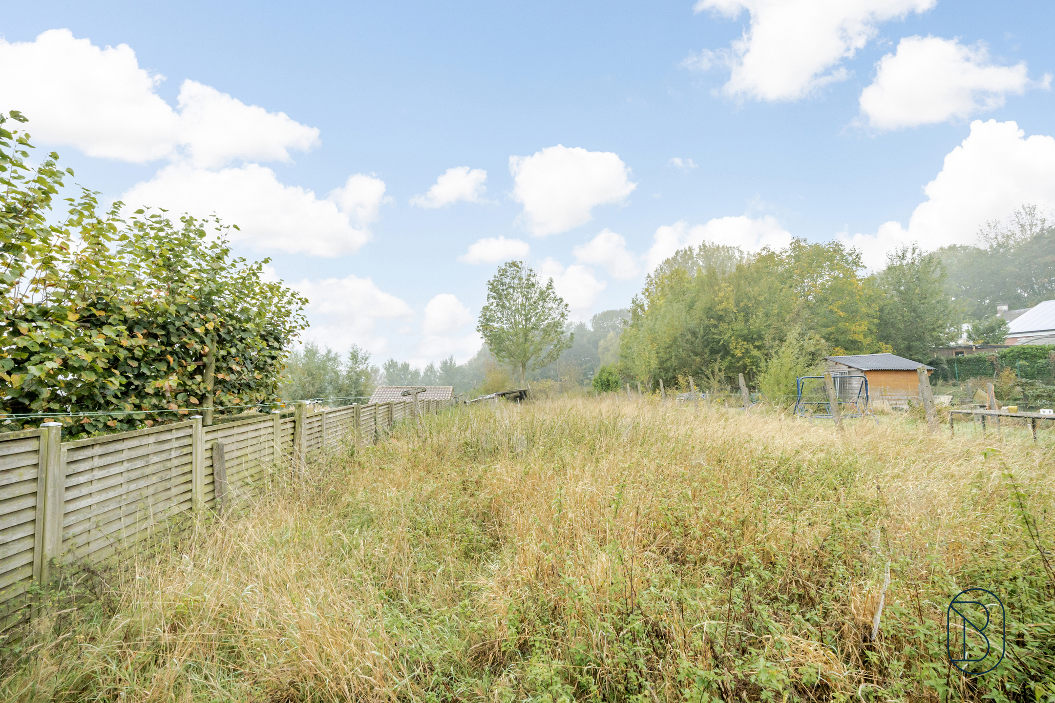 Degelijke woning met oprit en grote tuin + 307 m² bouwgrond! - foto 2