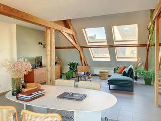 À deux pas de la Grote Markt de Poperinge, nous trouvons ce spacieux appartement en duplex. À distance de marche de toutes les installations de base nécessaires. L'appartement n'est accessible que par des escaliers. Vous pouvez vous garer dans la rue.<br /><br />Disposition :<br /><br />* Étage +2 : <br />- hall d'entrée avec toilettes séparées<br />- espace de vie lumineux (43 m²)<br />- terrasse orientée sud-est (12 m²)<br />- cuisine ouverte (10 m²) équipée de placards intégrés, d'un four, d'un four micro-ondes, d'un réfrigérateur, d'une plaque de cuisson avec hotte et d'un évier double<br />- rangement<br />- buanderie<br />- première chambre (10 m²)<br />- salle de bains avec baignoire, douche et lavabo<br /><br />* Étage +3 :<br />- deuxième chambre (34 m²) avec éventuellement dressing et espace bureau<br /><br />=> Disponible immédiatement<br />=> Étiquette EPC B