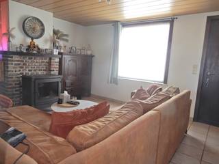 Op een rustige en landelijke locatie kunt u deze woning met garage en 2 parkeerplaatsen terugvinden.<br />Genieten van de landelijke omgeving kan vanop het terras omgeven door tuin.<br />Dankzij de vlotte verbinding met de N305 zijn omliggende gemeenten en voorzieningen makkelijk bereikbaar.<br /><br />Indeling:<br />GV: woonkamer - keuken met elektrisch koken, dampkap, koelkast en dubbele spoelbakken - berging - apart toilet - slaapkamer - badkamer met lavabo, ligbad met douchemogelijkheden en aansluiting voor wasmachine.<br /><br />1e V: ruime overloop met ingemaakte kasten die benut kan worden als hobbyruimte, dressing of bureelruimte - slaapkamer - apart toilet.<br /><br />Algemeen:<br />- EPC 619 - label F<br />- Bewoonbare oppervlakte: 91 m²<br />- Wordt verwarmd door middel van mazoutkachel<br />- Rustige ligging<br />- Vrij vanaf 01/10/2026<br /><br />Huurprijs: € 700/maand.