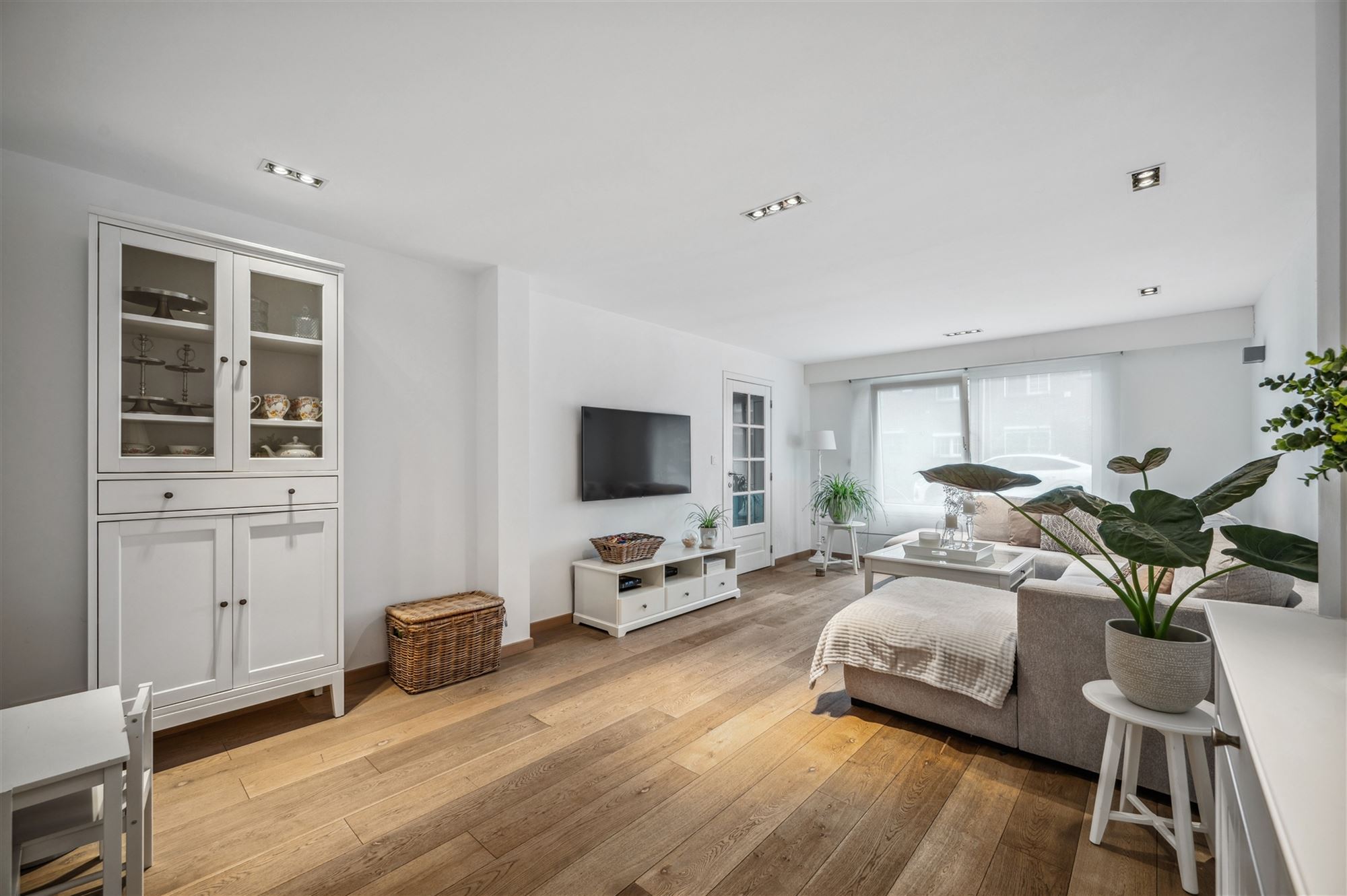 Gesloten bebouwing met  3 kamers, zolder en tuin - foto 2