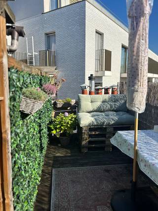 1-slaapkamerappartement met ruim zongericht terras nabij Markgravelei, Troonplaats en het Zuid. <br /><br />Dit 1-slaapkamerappartement ligt vlak bij de Markgravelei, Troonplaats en het Zuid en combineert comfort met een centrale ligging. Winkels, openbaar vervoer en belangrijke invalswegen bevinden zich in de directe omgeving.<br /><br />Het appartement bevindt zich op de derde en tevens bovenste verdieping van het gebouw, wat zorgt voor extra rust en privacy.<br /><br />De lichtrijke leefruimte biedt voldoende plaats voor een gezellige zithoek en eettafel. Aansluitend is er een uitgeruste keuken met toestellen zoals een vaatwasser en een combi-oven. <br /><br />De ruime slaapkamer biedt plaats voor een grote kast (tot ongeveer 5 meter) en een bureau. In de badkamer is er aansluiting voorzien voor een wasmachine.<br /><br />Een grote troef van het appartement is het ruime, zongerichte terras van 12 m², waar je in alle rust van de zon kan genieten. Het terras is toegankelijk via twee ingangen: zowel langs de keuken als via de badkamer.<br /><br />Daarnaast is er extra bergruimte voorzien op de tussenverdieping (tussen de 2de en 3de verdieping) van ca. 4m², evenals een kelderberging.<br /><br />Gemeenschappelijke kosten = €25/per maand (blokpolis + elektriciteit gang)<br /><br />De kleerkast en de volledige terrasinrichting (palletten, palletkussens, eettafel en stoelen, bamboe omheining en kunsthaag) kunnen overgenomen worden voor €1000.<br /><br />Beschikbaar ten laatste op 10 juli 2026. <br />Kijkdag op 12 april.<br /><br />Voor meer informatie of een bezoek kan je contact opnemen via dit e-mailadres: lange.elzenstraat5.2018@gmail.com<br /><br />Geen makelaar.