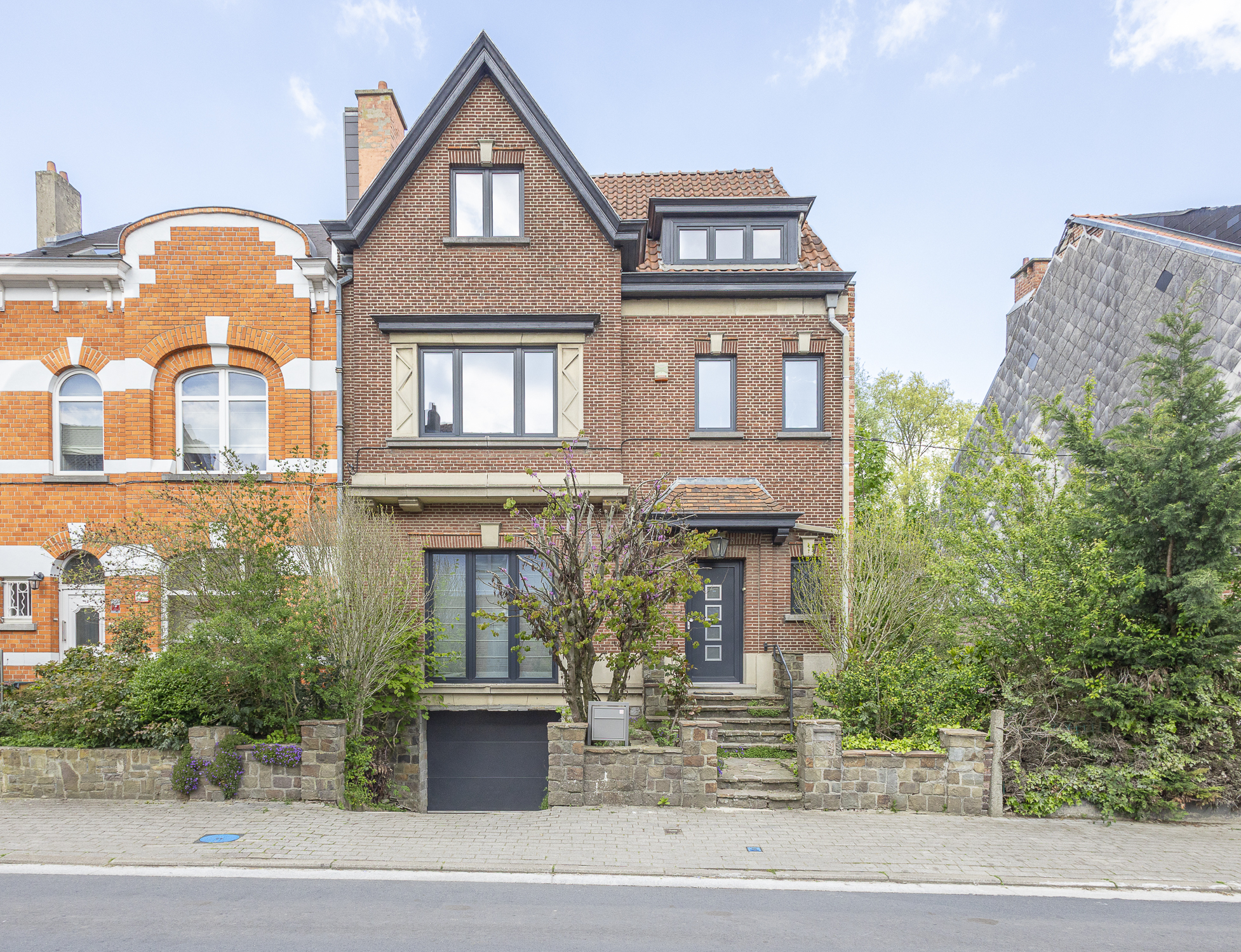 Renovated home with 5 bedrooms, garden and garage - photo 1