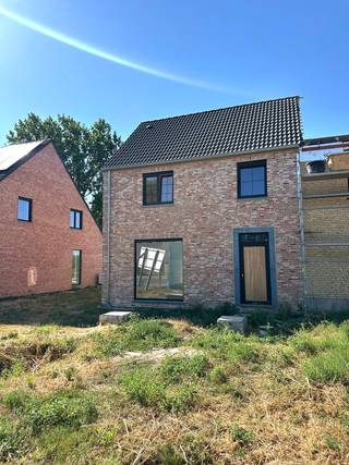 Hectaar bouwt drie landelijke en energiezuinige nieuwbouwwoningen, centraal gelegen in Waarschoot (Lievegem). Hier geniet u van de rust en charme van een landelijke omgeving, terwijl u toch vlot toegang hebt tot openbaar vervoer, scholen en winkels.<br /><br /><strong>Indeling van de woning: </strong><br />Gelijkvloers: inkomhal met gastentoilet, lichtrijke leefruimte met open keuken en ruime berging. <br />Eerste verdiep: nachthal met apart toilet, 3 volwaardige slaapkamers (11,31m² - 16,03m² - 9,52m²), badkamer met ligbad, inloopdouche en dubbel lavabomeubel.<br />Zolder: toegankelijk met uitklapbare trap, grote bergruimte. <br /><br /><strong>Extra troeven: </strong>
<ul>
<li>Landelijk gelegen met ruime, zonnige tuin</li>
<li>Lucht-water warmtepomp in combinatie met vloerverwarming </li>
<li>Mogelijkheid tot plaatsen van een carport</li>
<li>Inclusief laminaat in de nachthal en slaapkamers </li>
</ul>
Interesse in deze prachtige woningen te Waarschoot?<br />Neem contact met ons op voor meer informatie of plan een afspraak in voor een bezichtiging.