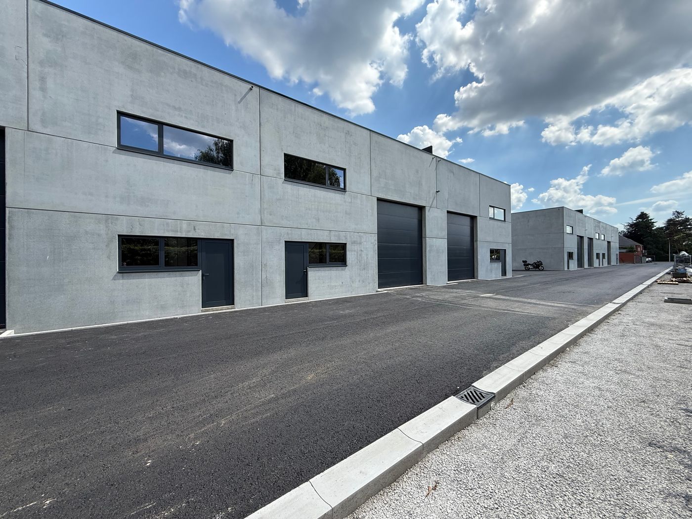 267 m² nieuwbouw KMO-unit op 500 m van de N9 - foto 1