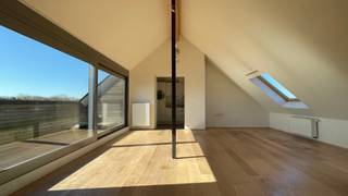 Modern energiezuinig duplex appartement met een unieke indeling en prachtig uitzicht.<br /><br />Dit stijlvolle appartement biedt op het gelijkvloers een uitnodigende inkomhal. <br /><br />Op de eerste verdieping bevinden zich twee ruime slaapkamers, een badkamer, een apart toilet en een handige berging. <br /><br />De tweede verdieping verrast met een lichtrijke woonkamer die uitkijkt op de omgeving, een volledig ingerichte keuken en een ruim terras waar je in alle rust kan genieten. <br /><br />Gelegen in een rustige buurt met voldoende parkeergelegenheid in de straat, en op slechts enkele minuten van de autosnelweg en supermarkten zoals Aldi, Lidl en Delhaize. <br />Een ideale woonst voor starters die op zoek zijn naar comfort en een unieke woonervaring.<br /><br />Geen gemeenschappelijke kosten.<br /><br />Vrij vanaf 1 juli 2026.<br /><br />EPC: 97 kWh/m² - UC: 20250313-0003552425-RES-1
