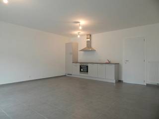 Het appartement is uitstekend gelegen in een rustige, residentiële wijk in Vilvoorde, nabij alle belangrijke faciliteiten, uitvalswegen en openbaar vervoer. Scholen, winkels, een bushalte en het treinstation bevinden zich allemaal op wandelafstand. Dit gelijkvloerse appartement onderscheidt zich door een volledig eigen, aparte inkomhal, wat zorgt voor maximale privacy zonder gemeenschappelijke doorgang. <br /><br />Indeling van het appartement:<br />-Inkomhal met apart toilet <br />-Ruime en lichtrijke, zuidgerichte leefruimte <br />-Open, volledig ingerichte keuken <br />-Zonnig terras gesitueerd aan de voorkant van het gebouw -Praktische technische ruimte / berging met aansluiting voor een wasmachine <br />-Multifunctionele open bureau- of hobbyruimte<br />-Comfortabele slaapkamer <br />-Moderne badkamer uitgerust met een inloopdouche en dubbele wastafel <br /><br />Extra troeven:<br />Bij het appartement horen tevens een handige privatieve kelderberging en een ondergrondse autostaanplaats, beide volledig inbegrepen in de prijs. <br /><br />Een ontzettend leuk (starters)appartement, ideaal voor een alleenstaande persoon of een koppel, ook ideaal als investering! Contacteer ons vandaag nog voor meer informatie en/of het inplannen van een bezichtiging!<br /><br />Bestuursmaatregelen in het maatregelenregister: nee