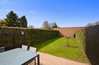 Instapklaar gelijkvloers appartement met 1 slaapkamer en ruime tuin op een zeer goede locatie te Zandhoven, bestaande uit: inkomhal met apart toilet met handenwasser en plaats voor vestiaire; leefruimte met veel lichtinval en directe toegang tot de tuin met terras; open, ingerichte keuken voorzien van keramische kookplaat, dampkap, combi-oven en koelkast; berging met aansluiting voor wasmachine; ruime slaapkamer; badkamer met ligbad/douchescherm en lavabomeubel. Garagebox achter het gebouw bij aan te kopen (25.000 euro). Individuele nutsmeters, centrale verwarming op aardgas, alu ramen met dubbele beglazing, elektriciteit conform! Lage maandelijkse kosten. EPC: 234 kWh/m². Heden verhuurd.