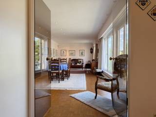 Op zoek naar een lichtrijk dakappartement met een ruim terras in Mortsel? Dan is dit instapklare appartement zeker een bezoek waard! Gelegen in...