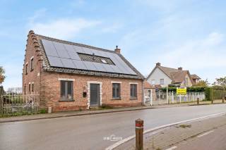 In de rustige Molenhoekstraat te Meerdonk bevindt zich deze ruime open bebouwing met een prachtig open zicht op de polders. De woning combineert ruimte, licht en flexibiliteit en is ideaal voor wie op zoek is naar een woning in een groene omgeving.<br /><br />Je komt binnen via de inkomhal, die toegang geeft tot de lichtrijke leef- en eetruimte met grote raampartijen en aangenaam zicht op de tuin. Aansluitend bevindt zich de open, volledig geïnstalleerde keuken met extra eethoek.<br /><br />Op de verdieping bevinden zich drie ruime slaapkamers en een badkamer. Daarnaast wordt er beneden momenteel een tweede badkamer voorzien, die nog niet zichtbaar is op de huidige foto’s – een extra comforttroef voor grotere gezinnen of gecombineerd wonen.<br /><br />Naast de hoofdwoning bevindt zich een ruim bijgebouw dat beschikt over: een eigen keuken, badkamer, gastentoilet, eigen verwarming en elektriciteit<br /><br />Buiten geniet je van een grote tuin en terras die momenteel volledig opnieuw werden aangelegd, waardoor je meteen kan genieten van een verzorgde en hedendaagse buitenruimte. De oprit achter de poort biedt plaats aan drie wagens. Het open polderzicht en de nabijheid van fiets- en wandelroutes maken deze ligging extra aantrekkelijk.<br /><br />Troeven:<br />•	Open bebouwing in rustige, groene omgeving<br />•	4 slaapkamers<br />•	Nieuwe aanleg van tuin en terras<br />•	Tweede badkamer in aanleg (beneden)<br />•	Riant bijgebouw <br />•	Ruime parkeermogelijkheden<br />•	EPC C – geen renovatieplicht<br /><br />Op zoek naar een ruime woning op een uitzonderlijke ligging?<br />Contacteer ons via 052 46 38 03 voor meer informatie of een bezoek.<br /><br />