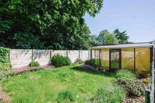 <p><span>Vrasene - In het hart van Vrasene bevindt zich deze te renoveren woning met tuin en achterliggende doorgang, een interessante opportuniteit voor wie op zoek is naar een woning met karakter en tal van mogelijkheden om volledig naar eigen smaak af te werken.</span></p><h3><span>Enkele troeven op een rij:</span></h3><p><span>- Centrale ligging in het dorpscentrum van Vrasene <br />- Praktische tuin met achterliggende toegang </span></p><p><span>- Bewoonbare oppervlakte van ca. 140 m² </span></p><p><span>- Mogelijkheid tot creëren van 3 slaapkamers </span></p><p><span>- Veel renovatie potentieel voor eigen bewoning of investering </span></p><p><span>- Winkels, scholen en openbaar vervoer op wandelafstand </span></p><p><span>- Vlotte verbinding naar invalswegen en E34 </span></p><p><span>De woning omvat op het gelijkvloers een gezellige leefruimte met aansluitende keuken, badkamer en toegang tot de tuin met tuinberging. Dankzij de achterliggende doorgang geniet u bovendien van een praktische verbinding van straat naar tuin.</span></p><p><span>Op de eerste verdieping bevinden zich momenteel twee volwaardige slaapkamers. Via de vaste trap bereikt u de zolderverdieping waar eenvoudig een derde slaapkamer, bureau of hobbyruimte kan worden ingericht.</span></p><p><span>Deze woning dient gerenoveerd te worden, maar vormt de ideale basis voor wie op zoek is naar een projectwoning met tal van mogelijkheden. Dankzij de mooie volumes en centrale ligging kan hier een warme gezinswoning met hedendaags comfort worden gerealiseerd.</span></p><p><span>De woning is gelegen in het centrum van Vrasene, vlakbij winkels, scholen, horeca en openbaar vervoer. Ook de verbinding naar Beveren, Sint-Niklaas en de E34 is bijzonder vlot.</span></p><p><span>Bent u op zoek naar een renovatieproject met potentieel op een centrale locatie? Contacteer ons dan snel voor een bezoek ter plaatse.</span></p><p><span>Richtprijs: 225.000 euro</span></p>