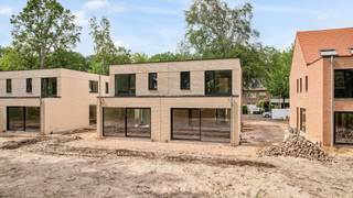 Nieuwbouwproject met halfopen woningen, 4 slpk en 2 badk!Oplevering mogelijk mei 2026In een rustige, doodlopende zijstraat van het bruisende centrum...
