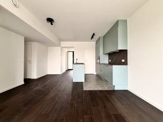 <p><span>ANTWERPEN – Noord: </span><span>Stijlvol nieuwbouwappartement met 2 slaapkamers en autostaanplaats.</span></p><p><span> </span></p><p><span>BESCHRIJVING : </span></p><p><span> </span></p><p><span>In het moderne nieuwbouwproject De Groene Poort, gelegen in de bruisende Slachthuisbuurt in Antwerpen, bevindt zich dit lichtrijke en volledig afgewerkte appartement. </span></p><p><span>De combinatie van hedendaags comfort, een warme uitstraling en een uitstekende ligging maakt dit appartement bijzonder aantrekkelijk.</span></p><p><span> </span></p><p><span>De leefruimte met open keuken vormt een aangenaam geheel, met grote raampartijen die zorgen voor een mooie natuurlijke lichtinval. </span></p><p><span>De stijlvolle keuken sluit naadloos aan bij het warme, tijdloze interieur. Aansluitend bevindt zich het balkonnetje.</span></p><p><span> </span></p><p><span>Het appartement beschikt over twee slaapkamers, een moderne badkamer en een apart gastentoilet. </span></p><p><span>Daarnaast zijn er een gemeenschappelijke fietsenberging, een aparte wasruimte en een ondergrondse autostaanplaats inbegrepen, wat bijdraagt aan het dagelijkse comfort.</span></p><p><span> </span></p><p><span>Een absolute troef van het project is de prachtig aangelegde gemeenschappelijke binnentuin, een groene oase van rust midden in de stad. </span></p><p><span>De sfeervolle inrichting en de aanwezige serre creëren een aangename plek om even te ontsnappen aan de dagelijkse drukte.</span></p><p><span> </span></p><p><span>Ook de ligging is een absolute troef. De Slachthuisbuurt ontwikkelt zich tot een levendige stadswijk met gezellige horecazaken, groene ontspanningsplekken en een vlotte verbinding naar het centrum van </span></p><p><span>Antwerpen. </span></p><p><span>Park Spoor Noord bevindt zich op wandelafstand en ook de belangrijkste invalswegen zijn gemakkelijk bereikbaar.</span></p><p><span> </span></p><p><span>Een instapklaar nieuwbouwappartement waar comfort, een warme afwerking en een centrale ligging samenkomen, met groen en rust binnen handbereik.</span></p><p><span> </span></p><p><span>BIJZONDERHEDEN :</span></p><p><span> </span></p><ul><li><span>Nieuwbouwappartement in project De Groene Poort</span></li><li><span>Gemeenschappelijke fietsenberging en aparte wasruimte</span></li><li><span>Ondergrondse autostaanplaats bij te huren aan € 100/maand</span></li><li><span>Gemeenschappelijke kosten: ca € 160/maand (provisie voor verwarming, water, onderhoud van de gemeenschappelijke delen en syndicus)</span></li><li><span>Verwarming via warmtepomp</span></li><li><span>Gemeenschappelijke binnentuin met serre</span></li><li><span>Gelegen nabij Park Spoor Noord en het centrum van Antwerpen</span></li><li><span>Onmiddellijk beschikbaar</span></li></ul><p><span> </span></p>