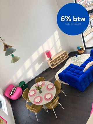 <span>Premium penthouse in Berchem aan scherpe voorwaarden + SLECHTS 6% BTW, ZOWEL VOOR EIGEN BEWONING ALS (PARTICULIERE) INVESTEERDERS (onder voorwaarden)</span><br /><br /><span>Dit duplex penthouse mét privélift in Berchem (Oogststraat) is er voor wie een woning zoekt 'op niveau': lichtrijk, duurzaam én bijzonder luxueus wonen, met de stad aan je voeten. Een buitenkans voor wie op zoek is naar uitmuntende woonkwaliteit en verrassend veel ruimte en rust, zo dicht bij 't Stad.</span><br /><br /><span>Dit penthouse, het allerlaatste beschikbaar in het ultra-duurzame nieuwbouwproject Zilverkwartier, wordt tegen scherpe voorwaarden aangeboden én geniet van het verlaagd btw-tarief voor sloop en heropbouw (onder voorwaarden).<br /><br />NIEUW: niet alleen wie dit Zilverkwartier penthouse koopt voor eigen bewoning, maar ook investeerders (particulier of vennootschap) kunnen nu van dit gunsttarief genieten. (www.zilverkwartier.be/verlaagd-btw-tarief)<br /><br />Zilverkwartier penthouse - uniek, ruim en karaktervol wonen op 7 hoog:<br />Bewoonbare opp. ca. 167 m² | 2 ruime slaapkamers | Bureau | Privélift tussen de 2 niveaus (levensloopbestendig wonen) | Karaktervol ingericht, met donker getinte parketvloer en bijzondere keramiek | 2 grote, zonnige terrassen (voor- en achteraan, samen ca. 49 m²) en uitkijk op grote en rustige binnentuin | Aansluiting op duurzaam warmtenet, een garantie voor schone energie en stabiele prijzen | Aangename en efficiënte vloerverwarming</span><br /><br /><span>Info: www.zilverkwartier.be/penthouses</span><br /><br /><span>Een persoonlijke afspraak? https://www.zilverkwartier.be/afspraak/ - wonen@fidesinvest.be - t 03 232 54 00</span>