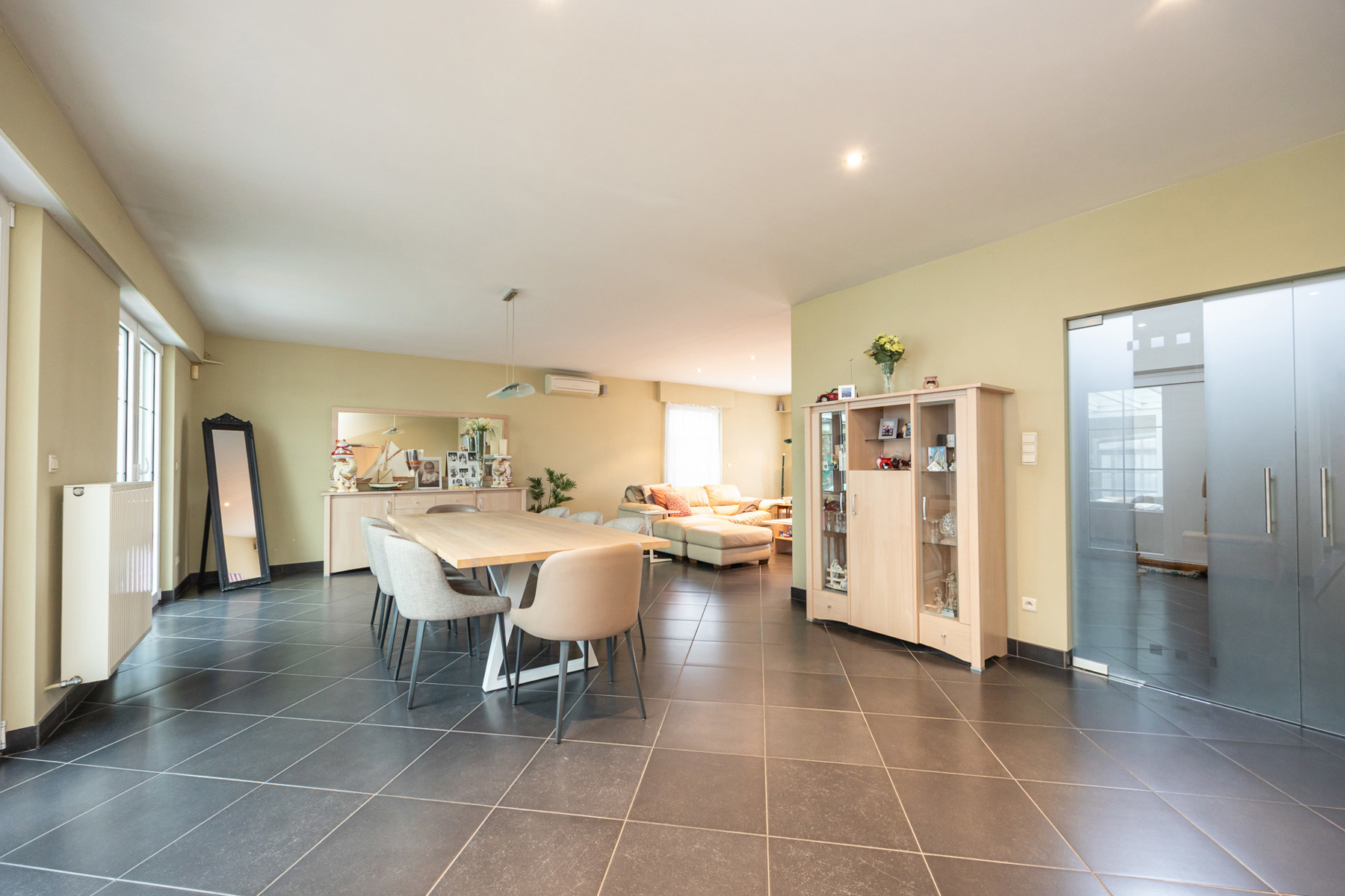 Energiezuinige villa met 5 slaapkamers en ruim bijgebouw op een perceel van 1.240m². - foto 3