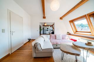 <p><strong>Info &amp; bezoeken – 02 315 51 71</strong><span></span></p>
<p><strong>We Invest Brussels</strong> stelt u met plezier dit prachtige appartement voor, gelegen aan de <strong>Joseph Chaudronlaan</strong> in Audergem, op de <strong>bovenste verdieping van een kleinschalige residentie met lage gemeenschappelijke kosten</strong>.</p>
<p>Een bijzonder pluspunt is de <strong>privélift</strong> die rechtstreeks in het appartement uitkomt en zorgt voor extra comfort en exclusiviteit. Binnen vindt u een lichtrijke leefruimte met een gezellige woonkamer, een aparte eetkamer en een afzonderlijke keuken, ideaal voor dagelijks wooncomfort.</p>
<p>Het nachtgedeelte bestaat uit <strong>drie volwaardige slaapkamers</strong>, een ruime badkamer en twee aparte toiletten, waardoor het appartement perfect geschikt is voor een gezin of als investering.</p>
<p>Het appartement verkeert in <strong>uitstekende staat</strong> en is momenteel <strong>verhuurd</strong>, wat het bijzonder interessant maakt voor investeerders die op zoek zijn naar een kwalitatief pand met onmiddellijk huurrendement.</p>
<p>Een <strong>ondergrondse parkeerplaats wordt verplicht mee verkocht</strong> voor een <strong>meerprijs van €25.000</strong>, wat zorgt voor extra comfort en een veilige parkeeroplossing.</p>
<p>Dankzij de uitstekende ligging, vlak bij winkels, scholen, openbaar vervoer en belangrijke invalswegen, geniet u hier van alle dagelijkse voorzieningen binnen handbereik.</p>
<p><strong>Een zeldzame kans in Audergem. Zeker een bezoek waard!</strong></p>