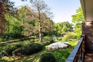 <p><span> </span></p><p><span>Cette propriété d'exception se compose d'un grand appartement (env. 260 m²) au premier étage et d'un deuxième appartement, plus petit (env. 115 m²), situé au rez-de-chaussée, dans le domaine Eikendael.</span></p><p><span> </span></p><p><span>Appartement de type villa au 1er étage</span></p><p><span>Grâce à sa grande surface habitable ainsi qu’à son accès direct (seul appartement à cet étage), ce logement offre le confort d’une villa au sein de ce domaine exclusif de Brasschaat. Vous entrez dans l’appartement par le hall d’entrée qui donne accès aux différentes pièces de vie. Côté jardin, on trouve un salon, une salle à manger centrale et un salon ou une bibliothèque. Cuisine très spacieuse avec coin petit-déjeuner et arrière-cuisine. Chambre principale avec dressing et salle de bains spacieuse. Pièce séparée, pouvant servir de chambre d’amis ou de dressing supplémentaire. Toilettes pour invités et une ancienne salle de douche pouvant servir de buanderie ou de débarras. </span></p><p><span> </span></p><p><span>Grandes terrasses (environ 60 m²)</span></p><p><span>Plusieurs terrasses entourent l’appartement, vous permettant de profiter toute la journée du parc.</span></p><p><span> </span></p><p><span>Maison d'hôtes</span></p><p><span>Au rez-de-chaussée se trouve un appartement aménagé en maison d’hôtes et pouvant servir de logement pour le personnel résidant sur place, d’hébergement pour les invités ou d’espace de loisirs et de détente. Cet appartement comprend actuellement un espace bien-être avec notamment un sauna, une salle de loisirs ou un atelier, une salle de bains, une kitchenette et deux chambres d’amis. À l'avant se trouve un balcon, tandis qu'à l'arrière, une grande terrasse donne sur le jardin.</span></p><p><span> </span></p><p><span>Garage</span></p><p><span>Dans le parking souterrain, un double garage est disponible, pouvant accueillir deux voitures, ainsi que trois débarras situés à l'arrière, utilisés comme cave à vin et espace de rangement. Le supplément pour l'achat de ce double garage et des débarras s'élève à € 60 000,-</span></p><p><span> </span></p><p><span>Particularités</span></p><p><span>Cette propriété exclusive a été entièrement rénovée en 2005 et aménagée avec des matériaux haut de gamme. Sous réserve de quelques travaux de modernisation, cet appartement vous offre tout le luxe, l’espace et le confort que vous pouvez souhaiter.</span></p><p><span>Les possibilités sont nombreuses : vous pouvez l'aménager en appartement de luxe avec un espace de détente ou une maison d'hôtes séparée, ou encore y prévoir un espace pour du personnel résidant sur place ou pour la famille. Il est également envisageable de diviser les appartements en deux logements distincts.</span></p><p><span>Appartement de la villa : label EPC A (90 kWh), appartement de la maison d'hôtes : label EPC C (207 kWh)</span></p><p><span> </span></p><p><span>Pour plus d'informations, veuillez contacter notre agence</span></p>
