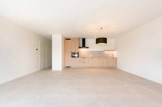 Dit recente 2-slaapkamerappartement is gelegen op de eerste verdieping en biedt een aangename, lichtrijke leefruimte met open, volledig geïnstalleerde, keuken. Aansluitend is er een mooi terras waar het fijn vertoeven is. Verder beschikt het appartement over een badkamer met inloopdouche en dubbele lavabo, een praktische berging en een apart toilet.<br /><br />Het appartement is energiezuinig (BEN) en uitgerust met individuele zonnepanelen, een geothermische warmtepomp, vloerverwarming en vloerkoeling, wat zorgt voor een hoog wooncomfort en een laag energieverbruik.<br /><br />In de ondergrondse verdieping is er een private berging. Daarnaast horen twee parkeerplaatsen onder de carport bij het appartement, met mogelijkheid tot aansluiting van een laadpaal. Ook een fietsenberging en vuilnisruimte zijn voorzien.<br /><br />Extra troeven: <br />- volledig geschilderd <br />- verlichting en gordijnen voorzien<br />- lift aanwezig<br />- mogelijkheid tot een laadpaal<br /><br />*€100 gemeenschappelijke kosten per maand<br /><br />Een comfortabel en duurzaam appartement op een centrale locatie in Mariaburg-Brasschaat.<br /><br />Interesse? info@neonvastgoed.be of 03/336.88.88