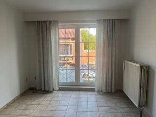 <strong>Centraal gelegen en deels gerenoveerde studio in het hart van Geel</strong><br /><br />Midden in het centrum van Geel bevindt zich deze volledig opgeknapte en opnieuw geschilderde studio.<br />Een aangename en instapklare woonst die comfort, functionaliteit en een centrale ligging combineert.<br /><br />De ruime leefruimte biedt voldoende plaats voor een gezellige zithoek én een slaapgedeelte.<br />Dankzij de praktische indeling vormt deze ruimte het aangename hart van de studio.<br /><br />De keuken is praktisch ingericht en beschikt over voldoende opbergkasten. Toestellen als kookplaat met dampkap en ijskast zijn ingebouwd.<br /><br />De badkamer is modern en functioneel ingericht en beschikt over een douche, toilet en een badkamermeubel met lavabo.<br /><br />Dankzij de centrale ligging in Geel bevinden winkels, horeca, openbaar vervoer en andere dagelijkse voorzieningen zich vlakbij.<br />Alles wat u nodig heeft, bevindt zich op wandelafstand.<br /><br />Een ideale woonst voor wie op zoek is naar comfortabel en centraal wonen in het centrum van Geel.<br /><br />Gemeenschappelijke kosten: €20/maand<br /><br />📞 Interesse? Neem gerust contact met ons op voor meer informatie of een bezichtiging. Bezoeken zijn steeds mogelijk op afspraak. Beschikbaarheid in onderling overleg.