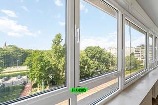 Gelegen aan de Hendrik Serruyslaan, treffen we dit magnifieke appartement aan. Het pand werd smaakvol ingericht door architecten De Bruycker-De Brock, en biedt u een hoogwaardig wooncomfort. Daarenboven zijn er enkele unieke elementen zoals brede raampartijen, authentieke parketvloeren en talrijke ingebouwde maatkasten. <br /><br />De inkomhal leidt u naar de woonkamer. Deze zeer lichtrijke leefkamer biedt tal van mogelijkheden dankzij het riante oppervlak. Hier heeft u een fraai uitzicht over de groene omgeving. Aanpalend is er de keuken die voorzien is van de nodige apparatuur en kastruimte. <br /><br />Achterin het pand zijn er twee volwaardige slaapkamers. U heeft hier tevens een breed, zongericht balkon. <br /><br />In de badkamer is er zowel een douchecabine als een bad aanwezig. <br /><br />Tot slot is er nog de mogelijkheid tot aankoop van een autostaanplaats in het aanpalende complex. <br /><br />Bent u op zoek naar een volledig instapklaar appartement, in het bruisende hart van Oostende? <br /><br />Aarzel dan niet en neem contact op voor meer info of een afspraak! <br /><br />