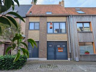 Deze centrale en ruime woning ligt op wandelafstand van het strand, de markt, het winkelcentrum, scholen en openbaar vervoer. Ondanks de...