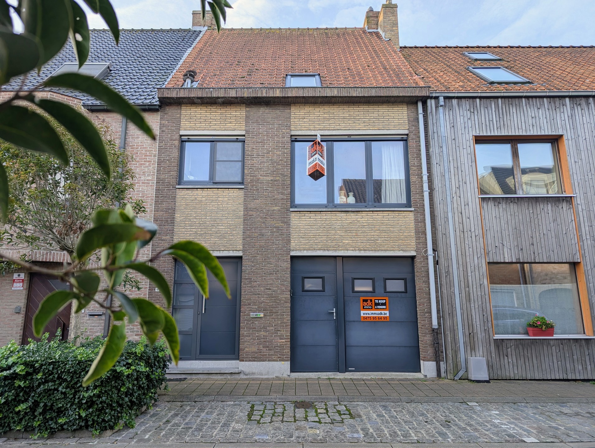 Ruime woning met zongerichte tuin te koop. Centrum De Panne aan zee. - foto 1