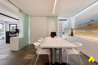 Vous cherchez l'emplacement idéal pour votre entreprise ?<br /><br />Découvrez ce spacieux local commercial à vendre, dont l'agencement est parfaitement adapté aux besoins de votre entreprise.<br />Située dans un endroit vivant, cette propriété offre deux comptoirs, des espaces de bureaux séparés, une cuisine, 2 toilettes (dont une pour les clients), un espace de stockage et bien plus encore.<br />Caractéristiques de la propriété commerciale :<br />Disposition idéale : la propriété est intelligemment divisée en plusieurs zones fonctionnelles, y compris deux comptoirs de réception pour accueillir vos clients.<br /><br />Espaces de travail séparés : profitez de l'intimité et de l'efficacité grâce à des espaces de travail séparés, adaptés au travail individuel ou aux réunions d'équipe.<br />Espace de stockage : gardez vos stocks organisés et facilement accessibles grâce à l'espace de stockage disponible.<br />Idéalement située, cette propriété commerciale offre un espace polyvalent pour une variété d'activités commerciales.<br />Que vous souhaitiez établir un bureau ou un espace de pratique, cette propriété offre tout ce dont vous avez besoin et plus encore.<br /><br /><em>N'hésitez pas à nous contacter dès aujourd'hui pour plus d'informations et pour organiser une visite.</em><br /><br /><strong>OPTION :</strong><br />Possibilité d’acquérir un double garage souterrain.<br /><br /><strong>ÉGALEMENT INTÉRESSANT COMME PROJET DE RÉNOVATION !</strong><br />Ce spacieux bien commercial offre de nombreuses possibilités pour ceux qui recherchent un projet de rénovation attrayant.<br />Laissez-vous inspirer par les possibilités : https://immoalbatros.be/fr/offre/4186091/appartement-a-vendre-a-8660-de-panne