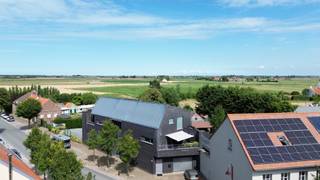 Bent u op zoek naar een benedenwoning met tal van mogelijkheden?<br />Momenteel is het pand gekend als een handelsgelijkvloers van 195m², gelegen in het rustige Klemskerke bij De Haan, maar door een eenvoudige functiewijziging te wijzigen naar volledige woonst of woonst in combi met een zelfstandige activiteit, atelier, kind, dokterspraktijk, opslagruimte, loods…<br />Het gelijkvloers is opgedeeld met eenvoudig wegneembare houten wand. Deze afscheiding kan zeer eenvoudig weggenomen worden zodat de ruimte opnieuw 1 ruim geheel wordt.<br /><br />Ruimte vooraan is voorzien van afzonderlijke garagepoort, elektriciteit, verwarming en gietvloer. <br /><br />Achter deze houten wand bevindt zich een lichtrijke ruimte met grote raampartijen, voorzien van een gietvloer, ingebouwde spots, airco, centrale verwarming en alarm. Bovendien is er een ruime slaapkamer (+ mogelijkheid om extra slaapkamers te creëren), keuken uitgerust met o.a. koelkast, keramische kookplaat en microgolf combioven. De badkamer met een inloopdouche met dubbele regendouche en stijlvol lavabomeubel. Er is een apart bureel met een gastentoilet.<br /><br />Bijkomend is er een tweede grote garage met automatische poort, cv-ketel (Vaillant), regenwaterpomp en wasmachineaansluiting. <br /><br />Ruim terras en gemeenschappelijke voorzieningen.<br />Het terras van 48 m² is volledig betegeld en zuidgericht. In het gebouw is een gemeenschappelijke (fiets)berging met een ontkalkingssysteem.<br /><br />Met een eenvoudige functiewijziging kan je dit pand ombouwen naar een volledige woonst of handelsgelijkvloers met woonst.<br /><br />Technische info:<br />- Aluminium ramen met dubbel glas (isolerend)<br />- Verwarming op aardgas + warmtepomp<br />- EPC: B-label<br />- Alarmsysteem <br />- Regenwaterpomp<br /><br />Een bezoek gewenst? Maak snel je afspraak via 059 250 590