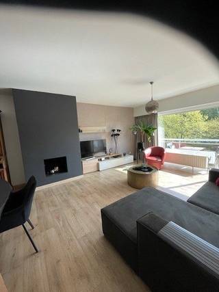 Dit ruim appartement in een kleinschalig appartementsgebouw, bevindt zich op de 3e verdieping, bereikbaar via lift op trap. Het appartement is rustig gelegen in een mooie groene omgeving.<br /><br />Het bevindt zich kortbij het gezellige dorpscentrum van Bazel met de nodige diensten, winkels, scholen en de mooie Kruibeekse polder, met veerdienst.<br />Voor natuur en sportliefhebbers is dit een ideale plaats met sportgelegenheid in de nabijheid en kilometerlange loop/wandel en fietspaden.<br /><br />Terwijl dit appartement gelegen is in een rustige buurt is het ook goed gelegen voor de mobiliteit naar enkele belangrijke verkeersaders.<br /><br />Het instapklaar appartement heeft een inkomhal met ingemaakte kasten. Wanneer je in de ruime leefruimte komt met terras, kan je meteen genieten van de lichtinval en het mooie uitzicht op de natuur. Aansluitend komt men in de vernieuwde keuken voorzien van ingebouwde heteluchtoven, ijskast, ruime diepvries, microgolfoven, keramische kookplaat en vaatwasser.<br /><br />Het appartement heeft 3 slaapkamers, een vernieuwde badkamer met ligbad/douche en een dubbele lavabo.<br />Er is een afzonderlijk toilet. <br /><br />Alle ramen zijn nieuw, inclusief vliegenramen en vliegendeur, met ook automatische rolluiken aan de achterzijde (slaapkamers)<br /><br />Alle elektriciteit is vernieuwd, het dak is geïsoleerd en er is een splinternieuwe condensaat chauffageketel geplaatst vandaar het EPC attest B<br /><br />Het appartement heeft als extra troef een ruime garage aan de achterkant van het gebouw, deze is inbegrepen in de verkoopprijs. <br /><br /><br />