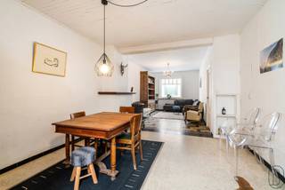 Gezellige ruime instapklare woning met TUIN en 3SLK! Indeling: inkom, ruime leefruimte, keuken, badkamer, handige bergruimte en wasplaats. Op de eerste verdieping bevingen zich 2 grote kamers. De zolder die volledig is ingericht als slaapkamers is bereikbaar via een vaste trap. TROEVEN: Elektriciteit vernieuwd, grote ruimtes, ideaal als STARTERSWONING of als INVESTERING!