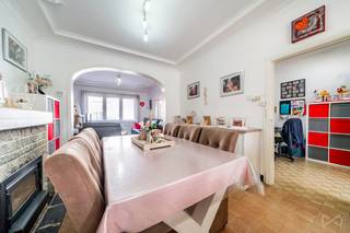 Contact et visites : Mattia Di Pisa – 0484 64 96 68  Maison 3 chambres de +- 120 m2 avec garage, grand jardin et grenier aménagé à Montignies-sur-Sambre  Située à Montignies-sur-Sambre, Rue Léopold 91, cette maison offre de beaux volumes et un cadre de vie calme, idéal pour une famille.  La maison se compose comme suit :  Au rez-de-chaussée, vous trouverez un espace salon et salle à manger, ainsi qu’une cuisine. À l’étage, un hall de nuit, deux chambres et une salle de bain. Le grenier a été aménagé en une troisième chambre, apportant un espace supplémentaire appréciable.  Le bien dispose également d’un garage pouvant accueillir deux véhicules, ainsi que d’un grand jardin, parfait pour profiter des extérieurs en toute tranquillité.  Informations techniques : • PEB : F • Électricité non conforme • Garage 2 voitures • Environnement calme  Vous recherchez une maison avec du potentiel dans un quartier paisible ? Ce bien pourrait correspondre à votre projet.  Contact et visites : Mattia Di Pisa – 0484 64 96 68  Descriptif à titre indicatif et non contractuel, sous réserve d’inexactitudes.