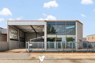 <p><span>Ruim en uitstekend onderhouden bedrijfspand met kantoorruimte op een gunstige locatie te Balen!</span></p><p><span> </span></p><p><span>Belangrijkste troeven:</span></p><ul><li><span>Vlotte bereikbaarheid nabij belangrijke invalswegen</span></li><li><span>Volledig omheind terrein met geautomatiseerde toegang</span></li><li><span>Geschikt voor diverse bedrijfsactiviteiten</span></li><li><span>Extra opslag- of werkruimte dankzij de tussenvloer</span></li><li><span>Verzorgde kantoorruimtes met aangenaam werkcomfort</span></li><li><span>Veel lichtinval door de grote raampartijen</span></li><li><span>Praktische laad- en losmogelijkheden</span></li><li><span>Ruime verharde buitenruimte</span></li><li><span>Elektrische toegangspoort voor goederenverkeer</span></li><li><span>Mogelijkheid tot showroom of commerciële invulling</span></li><li><span>Voorzien van toegangscontrole</span></li><li><span>Flexibele overnameconstructie mogelijk</span></li></ul><p><span> </span></p><p><span>Dit multifunctionele bedrijfspand biedt een interessante combinatie van opslag-, werk- en kantoorruimte.</span></p><p><span>Dankzij de doordachte indeling, de verzorgde staat van onderhoud en de gunstige ligging vormt dit pand een ideale uitvalsbasis voor ondernemers die op zoek zijn naar ruimte, toegankelijkheid en flexibiliteit.</span></p><p><span>Wenst u meer info of een vrijblijvende bezichtiging? Contacteer dan ons kantoor op het nummer 014 39 99 99 en wij helpen u graag verder.</span></p>