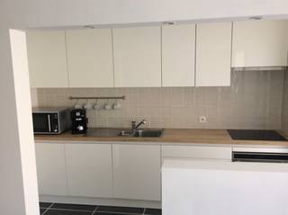 Volledig gerenoveerd gelijkvloers appartement met grote zuider tuin en aanpalende extra brede garage.