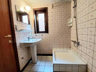 Deze leuke woning is gelegen op een boogscheut van Tillegembos en centrum Brugge, maar ook nabij belangrijke invalswegen. De inkomhal geeft...