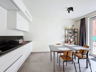 Ontdek dit charmante en lichtrijke 1-slaapkamerappartement gelegen op het gegeerde Sint-Pietersplein in Gent. Wonen op deze unieke locatie betekent genieten van ruimte, rust én een uitstekende bereikbaarheid, vlak bij universiteiten, winkels, openbaar vervoer en het bruisende stadscentrum.Het appartement combineert hedendaags comfort met een hoogwaardige afwerking en een doordachte indeling. Ideaal voor wie comfortabel en zorgeloos wil wonen in een recente residentie.Indeling van het pand:Inkomhal - leefruimte - keuken - berging - toilet - slaapkamer - badkamer - terras - kelderberging.De gemeenschappelijke kosten onder de vorm van een provisie bedragen 70 euro/maand en dienen voor het onderhoud van de gemene delen.Beschikbaar vanaf 01/05.