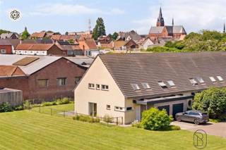 <p><span><strong>Instapklare halfopen bebouwing met 3 slaapkamers, garage en zonnige stadstuin</strong></span></p><p><span>Deze verzorgde halfopen bebouwing is rustig gelegen aan de stadsrand in woonerg ‘Neckebroek’ en biedt een ideale combinatie van wooncomfort, ruimte en energiezuinigheid. Met drie volwaardige slaapkamers, een ruime garage en een zonnige stadstuin is deze woning perfect voor gezinnen of koppels die op zoek zijn naar een instapklare thuis.</span></p><p><span><strong>Indeling:</strong> inkomhal met gastentoilet, lichtrijke leefruimte met open, volledig uitgeruste keuken en aansluitende berging. Op de verdieping bevinden zich drie slaapkamers, een badkamer met ligbad, douche en dubbele wastafel, en een apart toilet.</span></p><p><span>Verder beschikt de woning over een ruime garage met automatische poort, een private parkeerplaats en een volledig afgesloten tuin met terras. Dankzij de vloerverwarming, dubbele beglazing en het gunstige EPC-label B geniet je van een comfortabele en energiezuinige woning.</span></p><p><span>Te koop via Immo Beguin, jouw vastgoedexpert sinds 2009.</span></p><p><span>✉️ </span><span>emmy@immobeguin.be</span></p>
