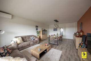 <p><span>Appartement spacieux et prêt à l'emploi (125 m²) avec terrasses ensoleillées et confort optimal</span></p><p><span>Vous recherchez de l'espace, de la lumière et un confort d'habitation moderne ? Cet impressionnant appartement d'environ 125 m² vous offre tout ce dont vous avez besoin. Avec deux chambres à coucher exceptionnellement grandes, des terrasses des deux côtés et une finition énergétiquement efficace avec climatisation, il s'agit d'une opportunité unique pour ceux qui souhaitent emménager sans souci dans un bien immobilier qui a de l'allure.</span></p><p><span> </span></p><p><span>Hall d'entrée</span></p><p><span>En entrant, on découvre immédiatement l'espace de cet appartement. Le hall d'entrée spacieux donne un accès direct à l'espace de vie et à la cuisine. Il y a beaucoup de place pour un placard de vestiaire, ce qui garantit une réception ordonnée et accueillante.</span></p><p><span> </span></p><p><span>Espace de vie &amp; cuisine</span></p><p><span>L'espace de vie spacieux de pas moins de 35 m² est baigné de lumière naturelle. Grâce aux grandes fenêtres, vous bénéficiez d'une sensation d'ouverture et d'aération. Un grand avantage est la présence d'une pompe à chaleur/climatisation, ce qui fait qu'il est agréable de vivre ici en été comme en hiver. Depuis le coin salon, on accède à la terrasse orientée sud-ouest, l'endroit idéal pour profiter du soleil de l'après-midi et du soir. La cuisine séparée est un espace fonctionnel où tout amateur de cuisine se sentira comme chez lui. La cuisine est entièrement équipée de tous les appareils modernes et offre un grand espace de travail et de rangement. Grâce à sa connexion directe avec le hall et à sa proximité avec l'espace de vie, cet agencement est très pratique.</span></p><p><span> </span></p><p><span>Chambres à coucher &amp; salle de bains</span></p><p><span>Du côté calme de l'appartement se trouvent deux chambres à coucher à part entière qui, avec 15 m² et 17 m², sont bien au-dessus de la moyenne. Les deux chambres sont équipées d'un système de climatisation et d'une pompe à chaleur pour un climat de sommeil optimal. Depuis les chambres, vous avez également accès à la deuxième terrasse à l'arrière. La salle de bains est moderne et bien équipée.</span></p><p><span> </span></p><p><span>Facilités supplémentaires &amp; parking</span></p><p><span>L'appartement est aménagé de manière pratique avec des espaces de rangement supplémentaires, y compris une cave privée. Votre vélo est entreposé en toute sécurité dans le local à vélos commun. Pour ceux qui souhaitent plus de confort, il est possible d'acheter une place de parking extérieure pour  14 500. Vous n'aurez donc plus jamais à chercher une place de parking.</span></p><p><span> </span></p><p><span>Les points forts en un coup d'œil :</span></p><p><span>Espace de vie généreux : Environ 125 m² d'espace de vie pur.</span></p><p><span> </span></p><p><span>Grandes chambres : deux chambres spacieuses de 15 m² et 17 m².</span></p><p><span> </span></p><p><span>Toujours la bonne température : Climatisation/pompe à chaleur dans la salle de séjour et les chambres à coucher.</span></p><p><span> </span></p><p><span>Espace extérieur : Terrasses à l'avant et à l'arrière (orientation sud-ouest).</span></p><p><span> </span></p><p><span>Parking : Place de parking optionnelle directement à l'immeuble.</span></p><p><span> </span></p><p><span>En bref : un appartement prêt à l'emploi où l'espace et le confort moderne vont de pair. Prenez rendez-vous pour une visite bientôt !</span></p>