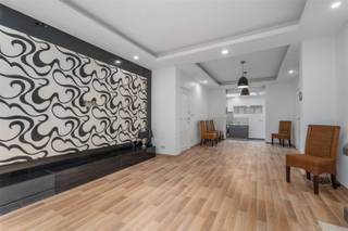  Op enkele stappen van zee en haven: ruime duplex met potentieelDeze lichtrijke duplex bevindt zich op wandelafstand van de zee en de haven en biedt...
