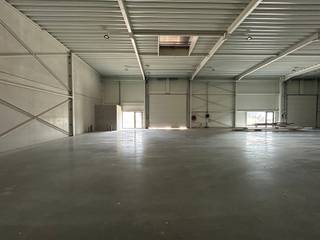In KMO-zone kanaal is deze nieuwe KMO-unit van 298m² beschikbaar voor verhuur. Voorzieningen om een kantoor/sanitair in te richten. De unit...