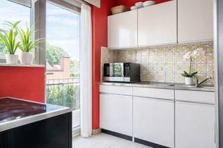 In een kleinschalig gebouw met slechts vier wooneenheden bevindt zich op het verdiep links dit gezellig appartement in het hart van Bornem...